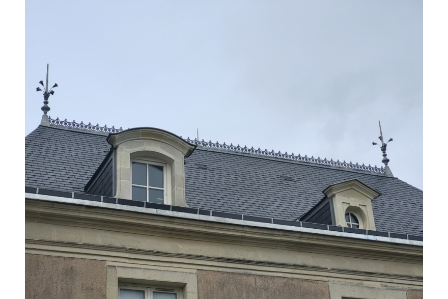 Toiture en ardoise naturelle avec faitage en ornement zinc