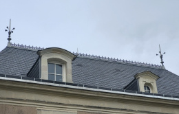 Toiture en ardoise naturelle avec faitage en ornement zinc