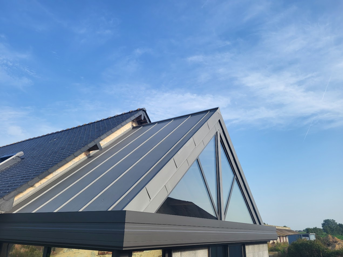 Couverture d'une v&eacute;randa en zinc joint debout