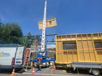 Installation des murs en ossature vois d'une surélévation partielle en Mayenne