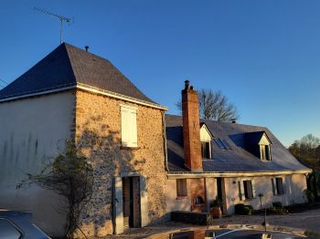 Réfection toiture en ardoise naturelle CUPA 5 Excellence épaisse avec arrêtiers en Mayenne (53)